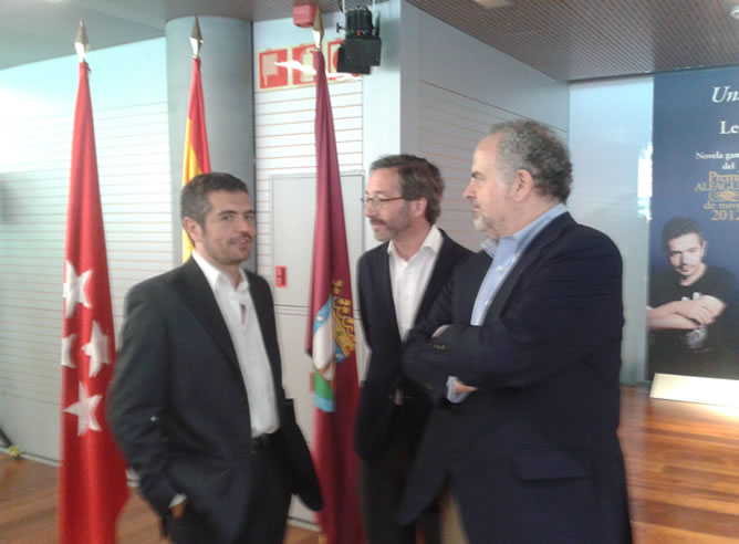 Leopoldo Brizuela recibe el premio Alfaguara junto a Ignacio polanco, presidente del grupo Prisa