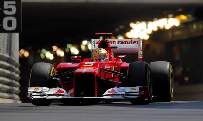 El piloto español Fernando Alonso, de la escudería Ferrari, sale del garaje de su equipo durante la primera jornada de entrenamientos libres del Gran Premio de Mónaco, que se disputa este fin de semana en el circuito urbano de Montecarlo