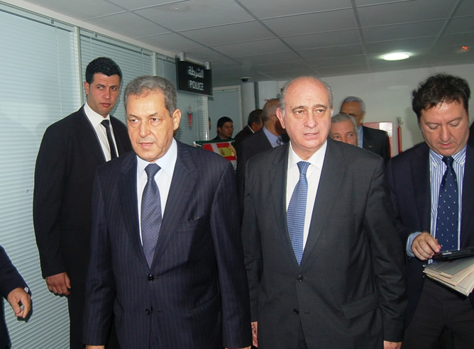 El ministro del Interior marroquí, Mohand Laenser, junto al español, Fernández Díaz
