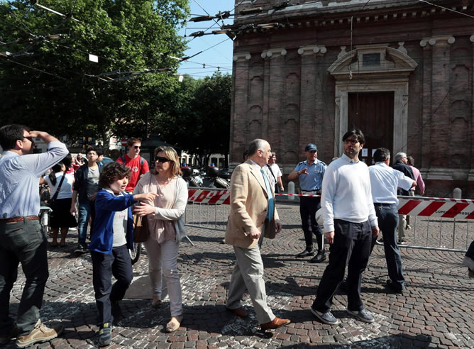 Habitantes de Módena se reúnen frente a la iglesia Voto después del terremoto de 5,9 grados en la escala de Ritcher