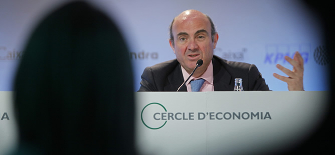 El ministro de Economía, Luis De Guindos, durante su intervención en la sesión inaugural de la vigésimo octava edición de la Reunión del Círculo de Economía de Sitges (Barcelona)