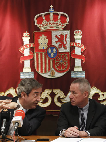El fiscal jefe de la Audiencia Nacional, Javier Zaragoza (izda), y el fiscal jefe del Tribunal de París, François Molins, durante la rueda de prensa para informar de las jornadas de trabajo conjuntas que se desarrollan en Madrid