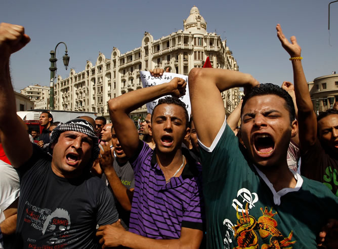 Miles de personas han tomado las calles de El Cairo protestando contra la sentencia a Mubarak