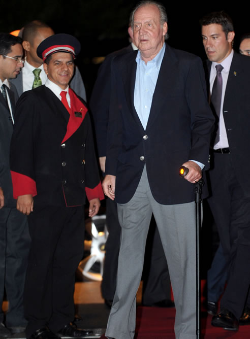 El rey Juan Carlos a su llegada al hotel Royal Tulip de Brasilia, primera etapa del viaje que realiza por Brasil y Chile con el que reanuda la actividad en el extranjero tras su intervención quirúrgica en la cadera