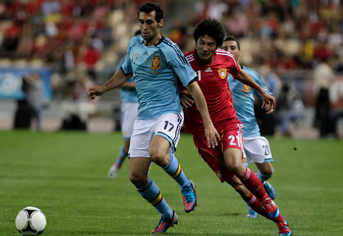 Arbeloa guía el balón durante el amistoso de España ante China
