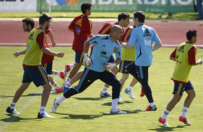 Varios jugadores de la 'Roja' se ejercitan durante el último entrenamiento de España antes de viajar a Polonia