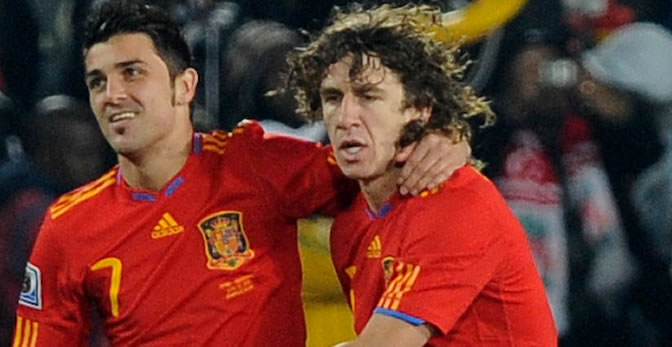 Villa y Puyol celebran un gol de la Selección