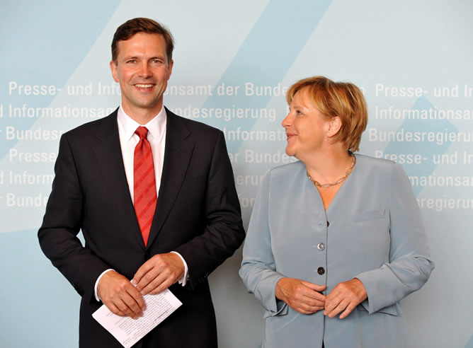 La canciller alemana, Ángela Merkel, junto al nuevo portavoz del Gobierno alemán, Steffen Seibert