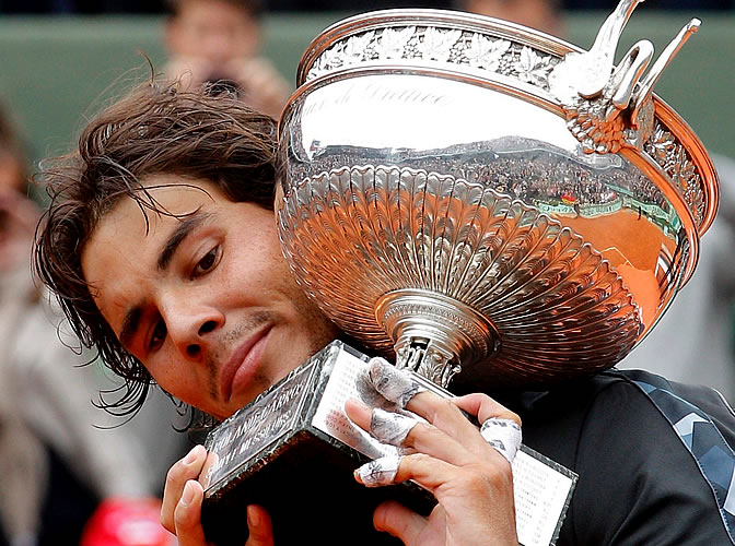 Rafa Nadal mira atento su nueva Copa de Roland Garros