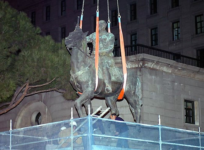 Retirada de la estatua de Franco en Madrid, en marzo de 2005.