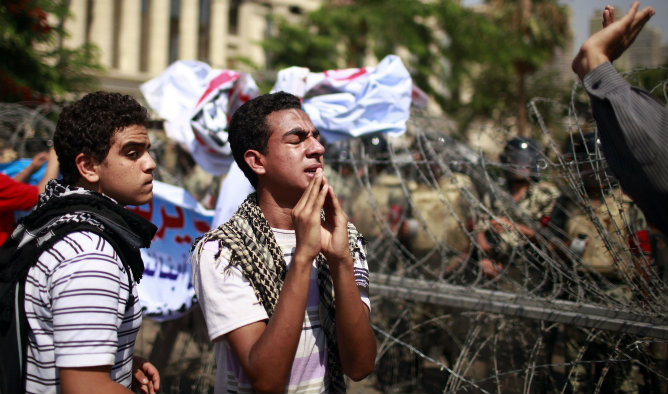 Reacciones de protestantes en frente de la Corte del Supremo Constitucional del Cairo