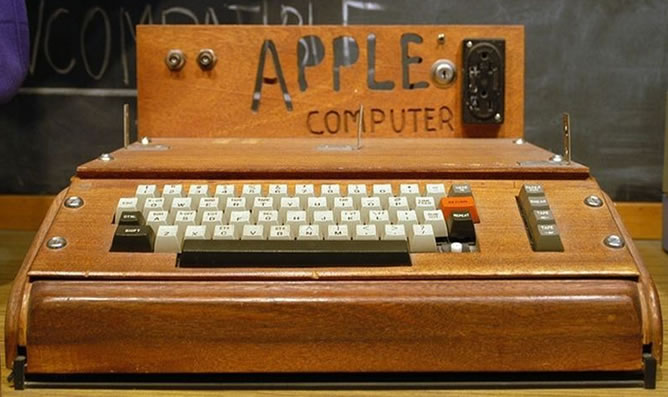 El ordenador de Apple incluía la placa base original, instrucciones operativas y el manual BASIC pero como todos los Apple 1, venía sin monitor ni fuente de energía