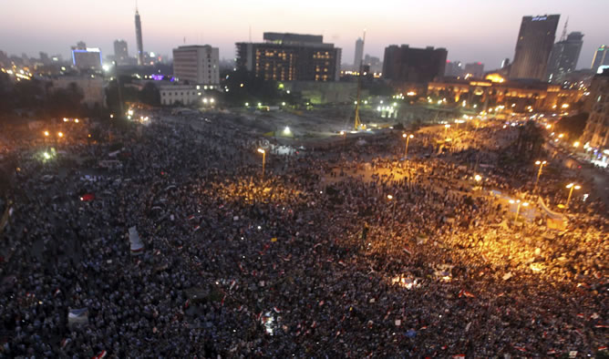 MIles de manifestantes egipcios protestan contra al reciente decreto de la Junta Militar