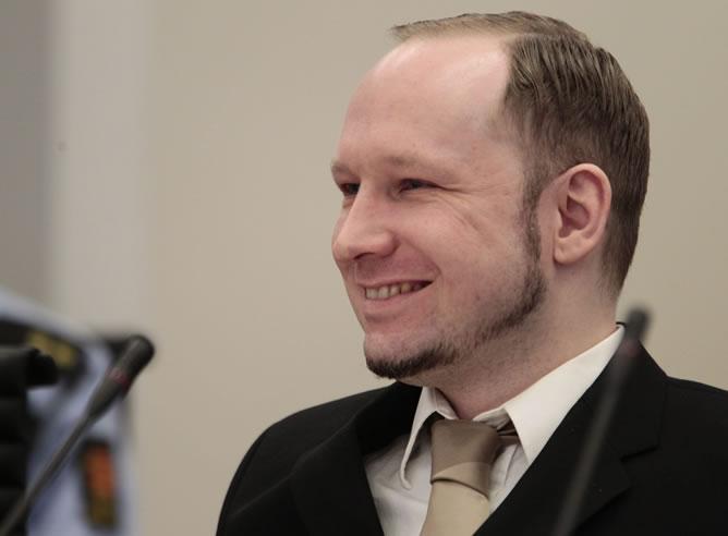 El ultraderechista Anders Behring Breivik sonríe durante su llegada a una de las salas del tribunal de Oslo el pasado mes de abril.