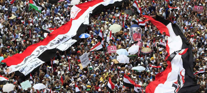 Miles de personas se reúnen en la plaza Tahrir en una manifestación convocada por los Hermanos musulmanes egipcios, en protesta al retraso del anuncio oficial de los resultados electorales.