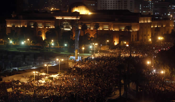 Seguidores del candidato de los Hermanos Musulmanes, Mohamed Mursi, celebran su victoria en las elecciones presidenciales en Egipto en los alrededores del museo de El Cairo, cerca de la plaza del Tahrir