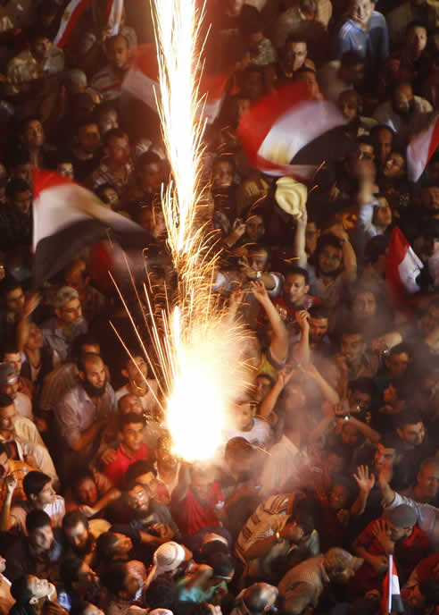 Egipcios encienden bengalas en la plaza Tahrir para celebrar la victoria de Mursi