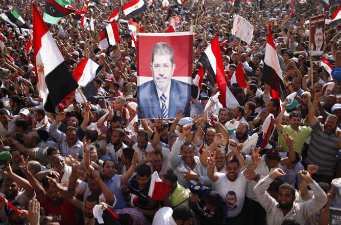 Seguidores del candidato de los Hermanos Musulmanes, Mohamed Mursi, celebran su victoria en las elecciones presidenciales en Egipto