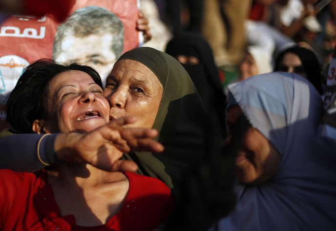 Partidarias de los Hermanos Musulmanes celebran en la plaza Tahir la victoria de Mursi