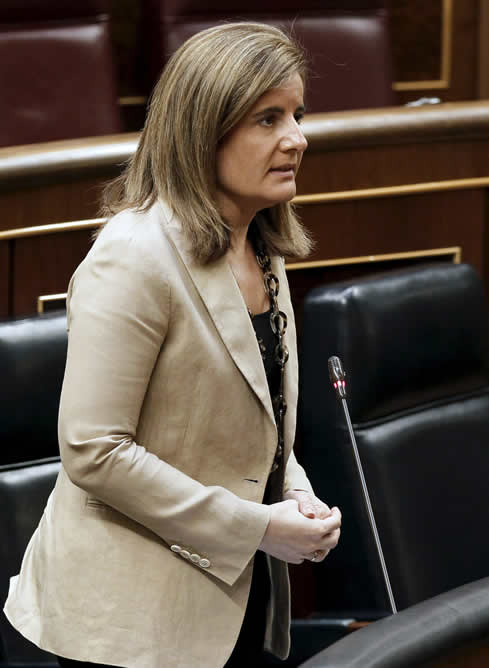 La ministra de Empleo, Fátima Báñez, durante su intervención en el pleno que se celebra hoy en el Congreso de los Diputados.
