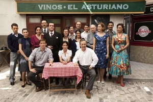 En la imagen, los actores y actrices de 'Amar en tiempos revueltos' en uno de los escenarios de la serie: el bar 'El Asturiano'.