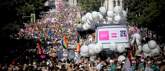 La marcha, en la que participan más de veinte carrozas, ha arrancado pasadas las 18.00 horas desde la madrileña Puerta de Alcalá, donde se han congregado miles de personas convocadas por la Federación Estatal de Lesbianas, Gays, Transexuales y Bisexuales (FELGTB) y el colectivo LGTB de Madrid,