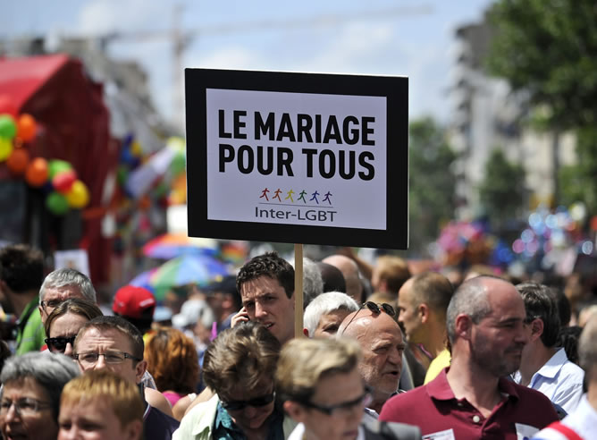 Jóvenes durante la multitudinaria cabalgata organizada en París con motivo del Día del Orgullo Gay el 30 de junio.