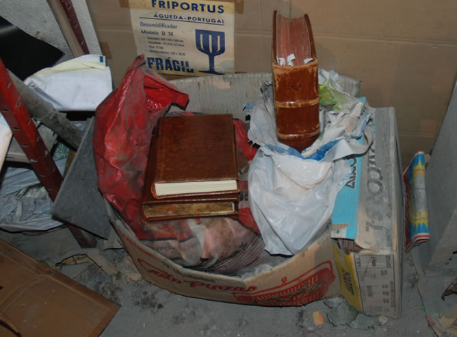 El Códice Calixtino en el momento en el que fue encontrado, dentro de una bolsa de plástico en el interior d eun garaje.