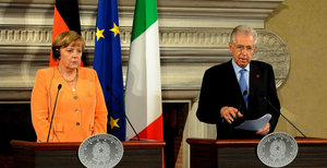 El primer ministro de Italia, Mario Monti, y la canciller de Alemania, Ángela Merkel, durante una rueda de prensa conjunta sobre la que planeará la crisis financiera y que supone el primer encuentro de ambos mandatarios, después del Consejo Europeo de Bruselas de los pasados 28 y 29 de junio