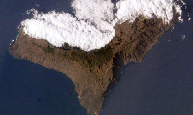 La isla del Hierro vista desde el aire, cubierta de nubes en el norte.