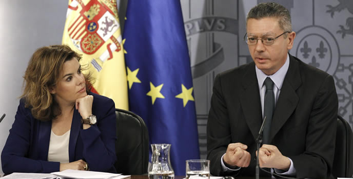 La vicepresidenta del Gobierno, Soraya Sáenz de Santamaría, y el ministro de Justicia, Alberto Ruiz-Gallardón