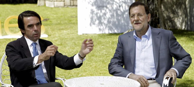 El jefe del Ejecutivo, Mariano Rajoy, junto al expresidente del Gobierno, José María Aznar, en el acto de clausura del campus de verano de FAES de este sábado 7 de julio
