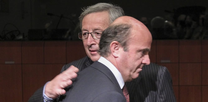 El presidente del Eurogrupo, Jean-Claude Juncker, y el ministro español de Economía y Competitividad, Luis de Guindos (delante), durante la reunión de los ministros de Finanzas de la UE