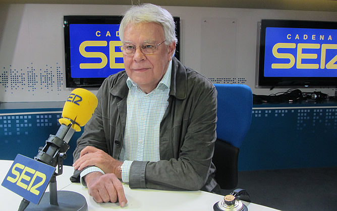 El expresidente del Gobierno, Felipe González, en el estudio central de la Cadena SER
