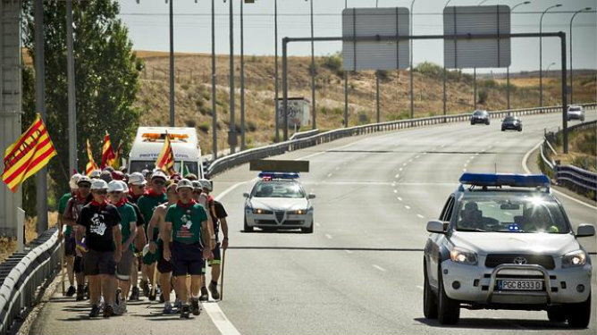 Un grupo de mineros aragoneses avanzando por una autovía hacia la capital española