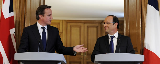 El presidente francés François Hollande y el primer ministro británico David Cameron, durante una rueda de prensa conjunta celebrada en Londres