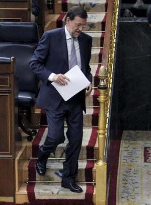 El presidente del Gobierno, Mariano Rajoy, se dirige a la tribuna de oradores del Congreso de los Diputados