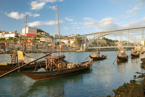 La Riberia de Oporto es uno de los mejores lugares de la ciudad para dar un paseo al anochecer, tomar un buen vino o cenar.