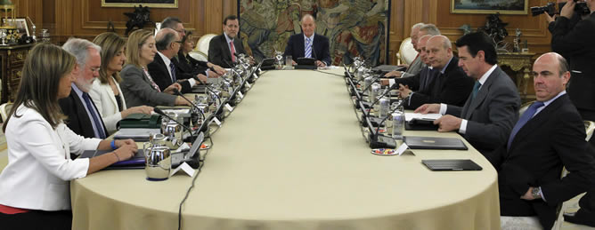 El rey Juan Carlos preside este viernes en el Palacio de la Zarzuela el Consejo de Ministros encabezado por el jefe del Ejecutivo, Mariano Rajoy