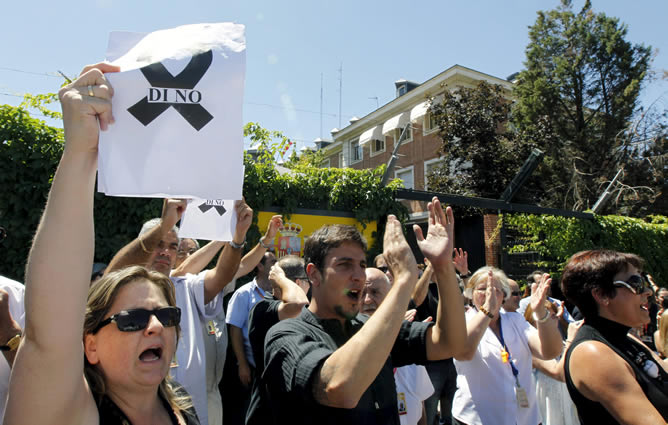 Funcionarios del Palacio de la Moncloa se manifiestan en protesta por los nuevos recortes anunciados por el Ejecutivo de Mariano Rajoy