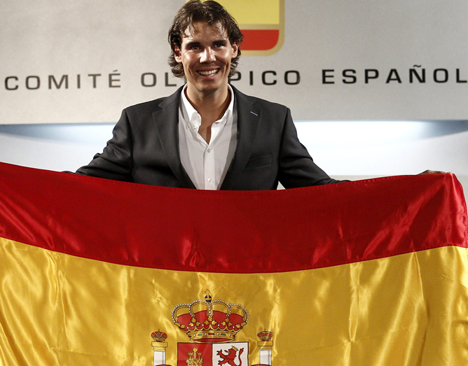 El tenista español Rafael Nadal muestra la bandera de España que portará como abanderado en la ceremonia de inauguración de los Juegos Olímpicos de Londres 2012 y que recibió el 14 de julio de 2012, en la sede del Comité Olímpico Español (COE).