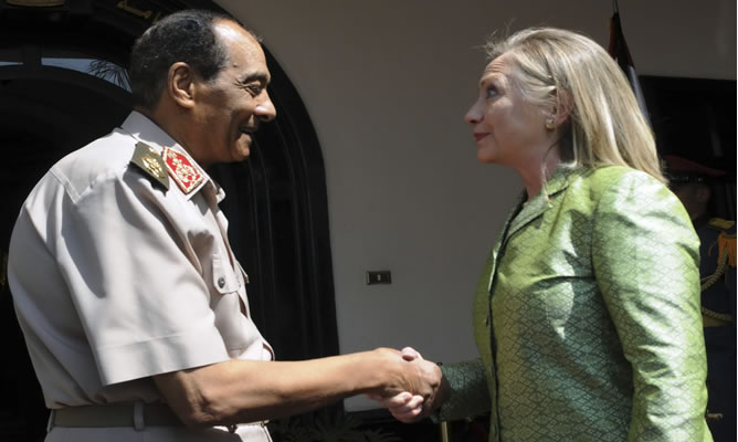 Hussein Tantawi saluda a Hillary Clinton antes de su ecuentro en El Cairo