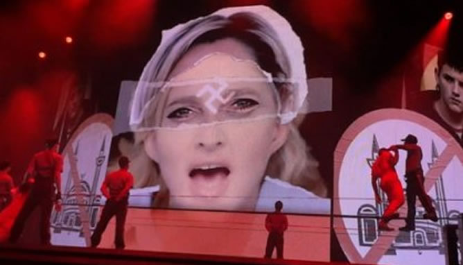 Imagen del vídeo mostrado en el concierto de Madonna, en el que puede verse a Marine le Pen con una cruz gamada sobre la frente.