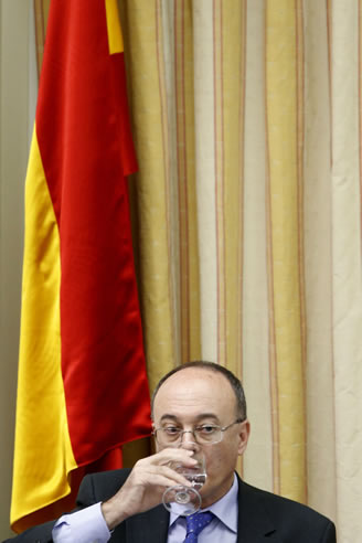 El gobernador del Banco de España, Luis María Linde, durante su comparecencia en la comisión del Congreso