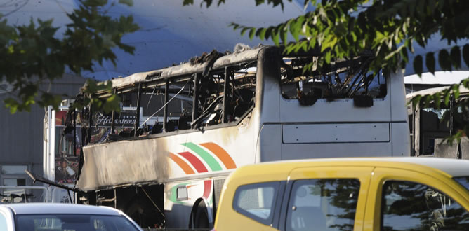 El autocar trasladaba turistas israelíes y la explosión ha causado entre al menos seis muertos