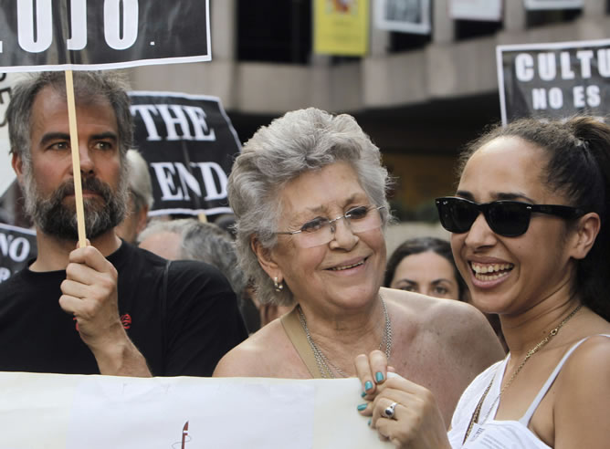 La actriz Pilar Bardem durante la concentración que bajo el lema de "El mejor enemigo de un gobierno corrupto es un pueblo culto" los profesionales de la cultura han llevado a cabo contra la subida del IVA
