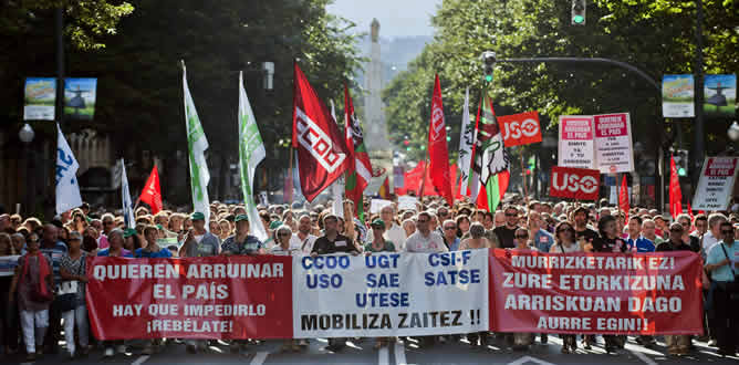 Las calles de Bilbao se llenan de ciudadanos contra los recortes y con un lema claro: "Quieren arruinar el país. Hay que impedirlo ¡rebélate!"