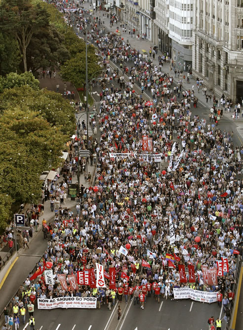 Miles de personas acudieron esta tarde a la marcha central de las movilizaciones contra los recortes del Gobierno en Galicia, convocada en A Coruña