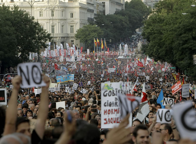 Gran número de personas asisten a la manifestación desde la plaza de Neptuno hasta la Puerta del Sol