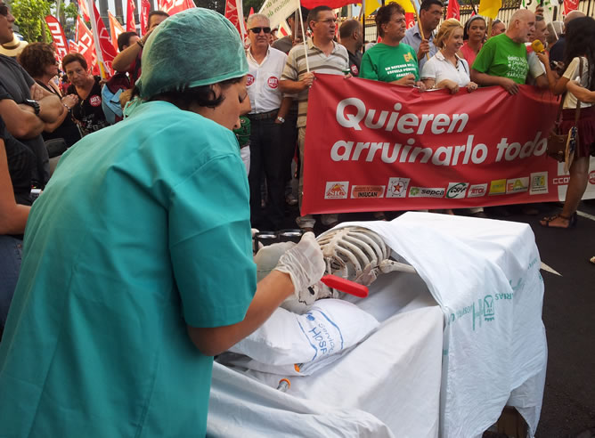'Cadáver' en una manifestación de Santa Cruz de Tenerife